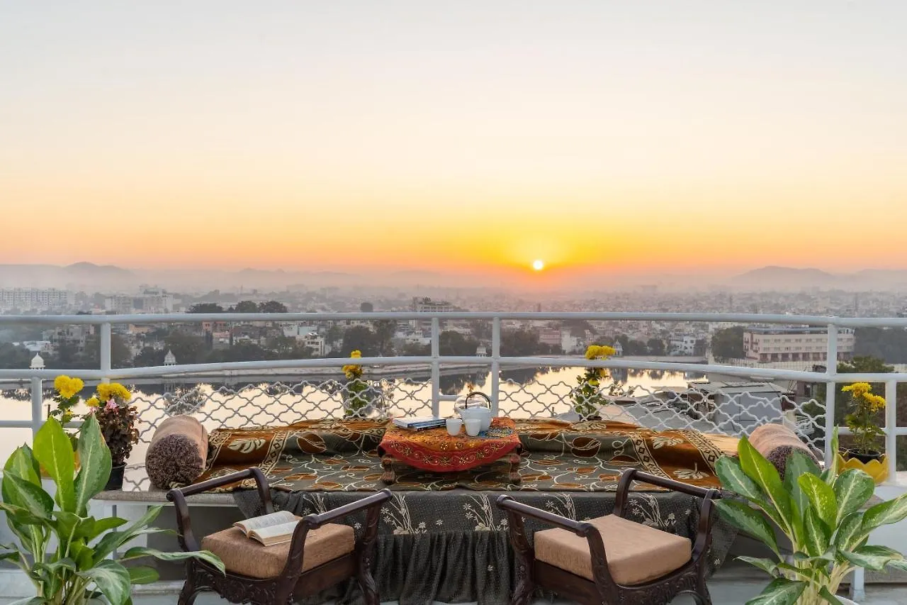 The Grandeur Suite In A Lakefront Luxury Villa Удайпур