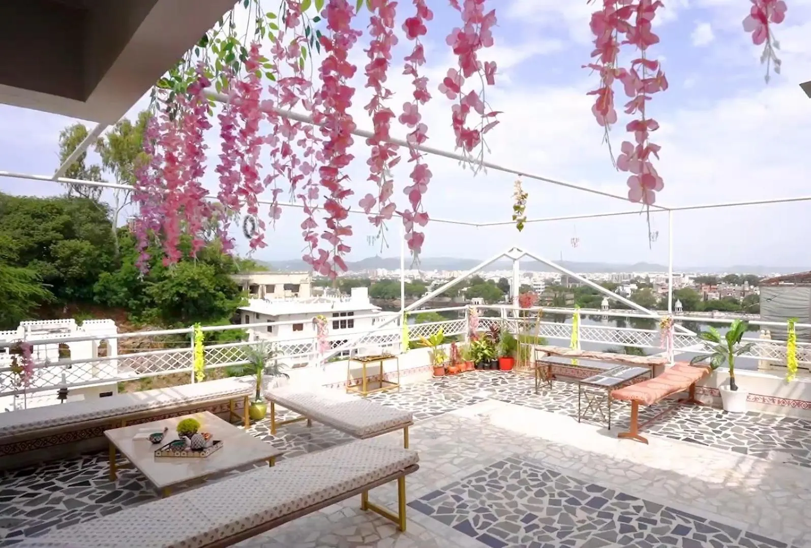 The Grandeur Suite In A Lakefront Luxury Villa Удайпур